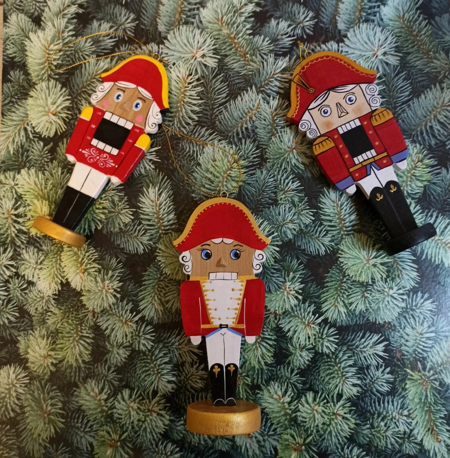 новогоднее украшение щелкунчик. новогодний щелкунчик. щелкунчик новогодняя. щелкугчик и мышиныйт корольмултфилм. щелкунчик из пенопласта.