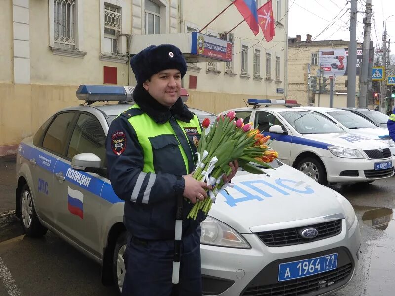 Автоледи гибдд. Гаишник с букетом. Букет для ГИБДД. ГИБДД Тула. ГИБДД Тула фото.