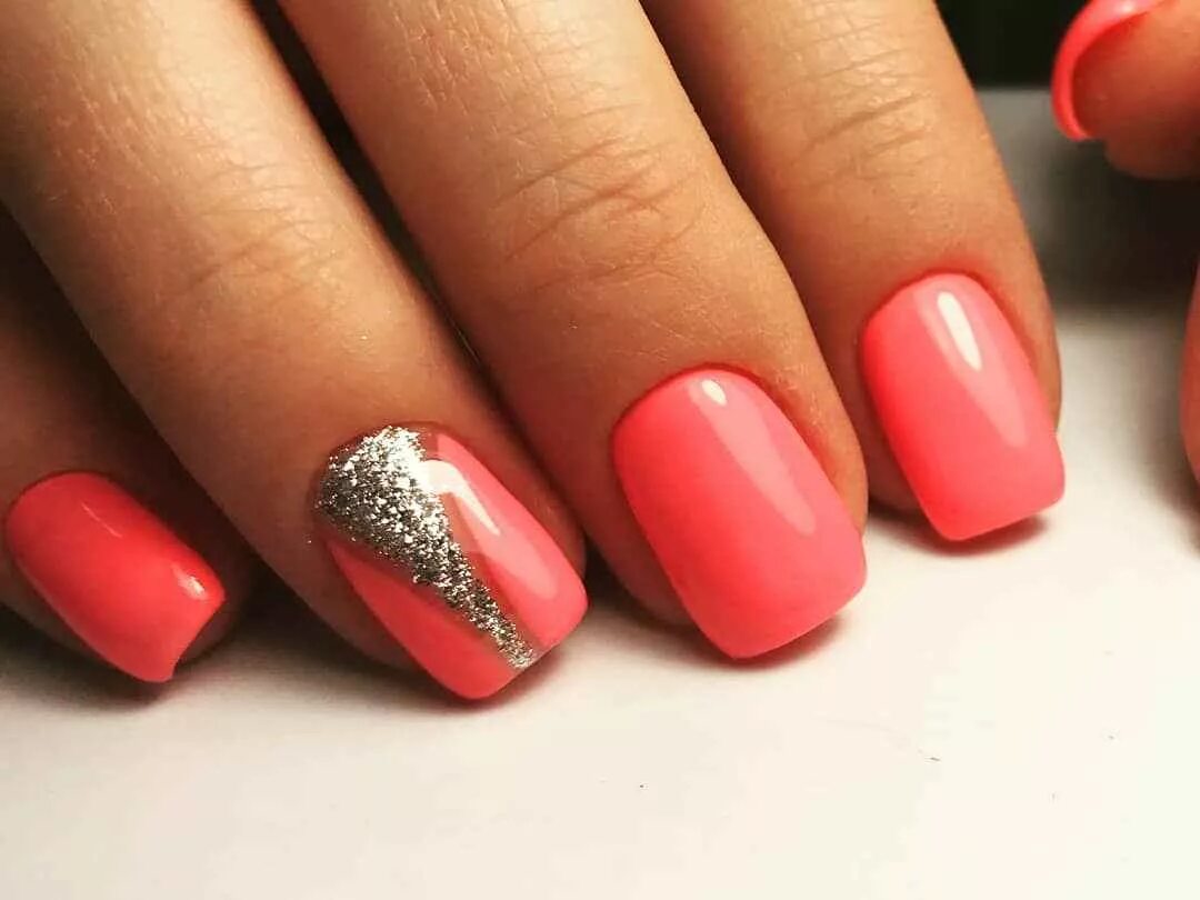 маникюр кораллового цвета. коралловый лак. коралловый маникюр 2022. коралловый маникюр. фото коралловых ногтей.