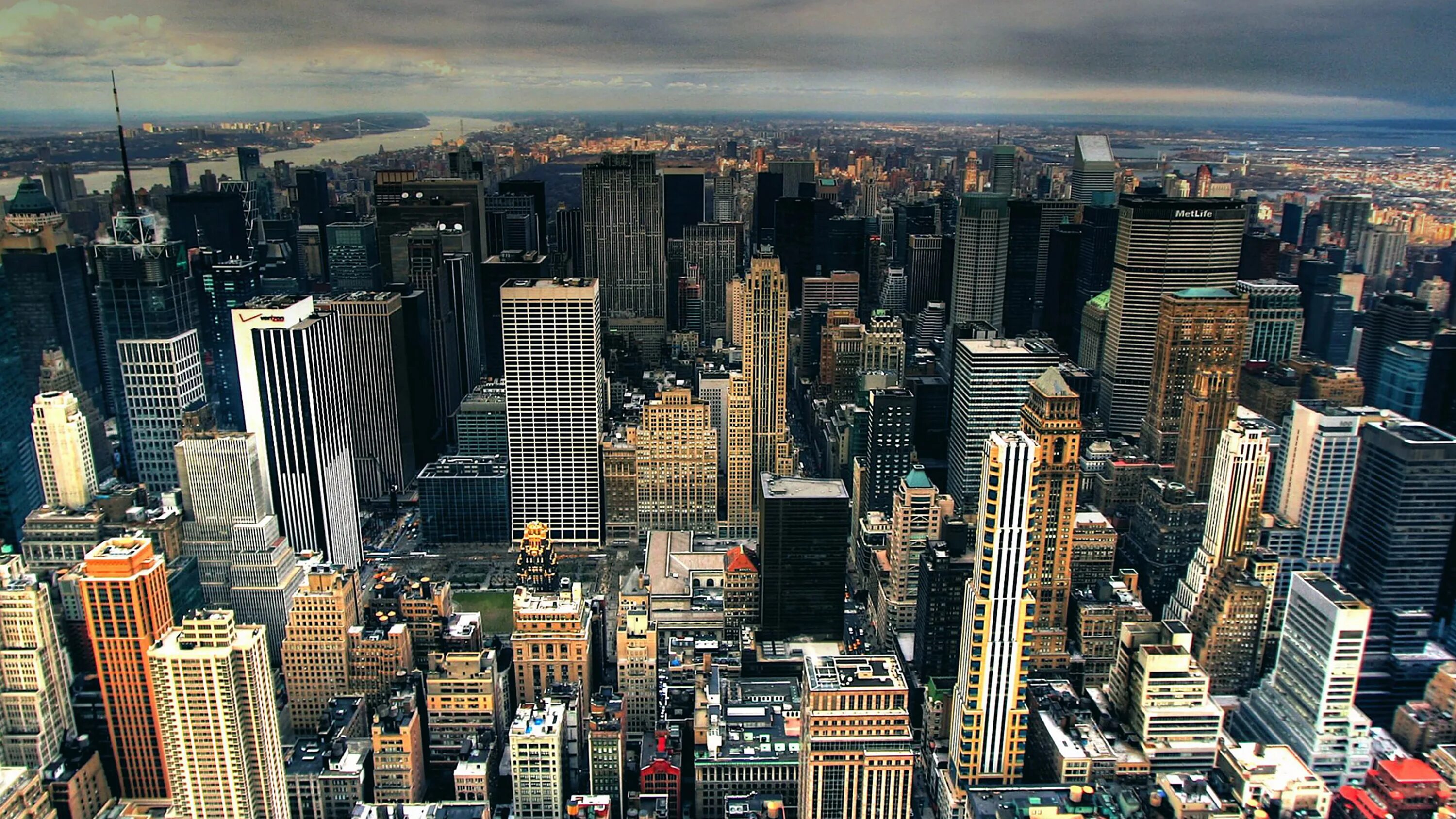 Мост в зарядье фото. 2048 x 1152 нью йорк. Крыша небоскреба. Нью-йорк с крыши небоскреба. Ночной город издалека.