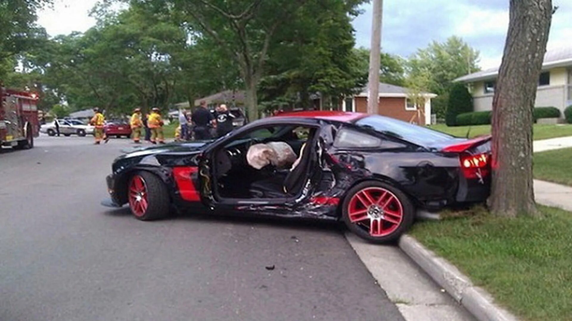 4 разбивает. Ford Mustang crash. Форд Мустанг 2005 разбитый. Ford Mustang 2005 crashed.