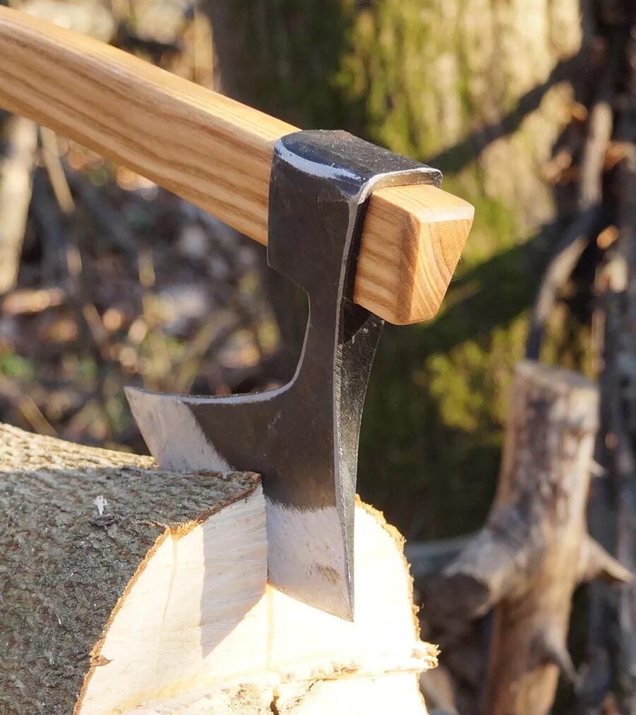 Правильная насадка топора на топорище. Насадка топора на топорище намертво. Насадка колуна на топорище. Насадка топора. Насадка топора.