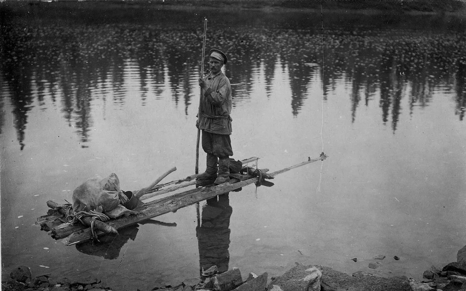 Мрассу Экспедиция 1913 год Иванов г.и.. Плот старинный. Плот для сплава по реке. Человек шел через реку