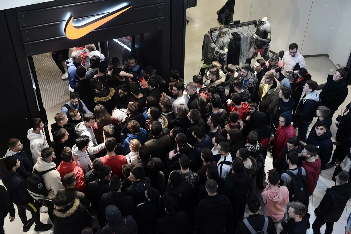 Комната очередь. Black friday nike. черная пятница. черная пятница очередь. толпа в магазине.