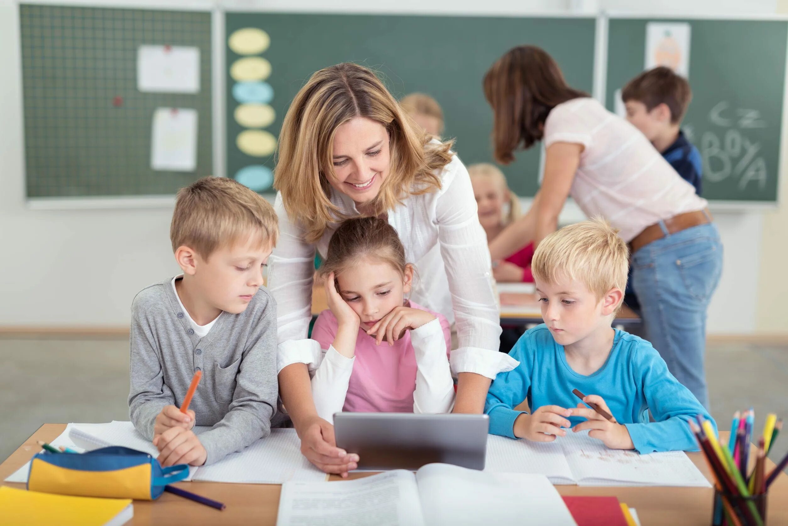 Teach start. Учитель и дети. Дети в школе с учителем. Учитель в классе. Счастливые дети и учителя.