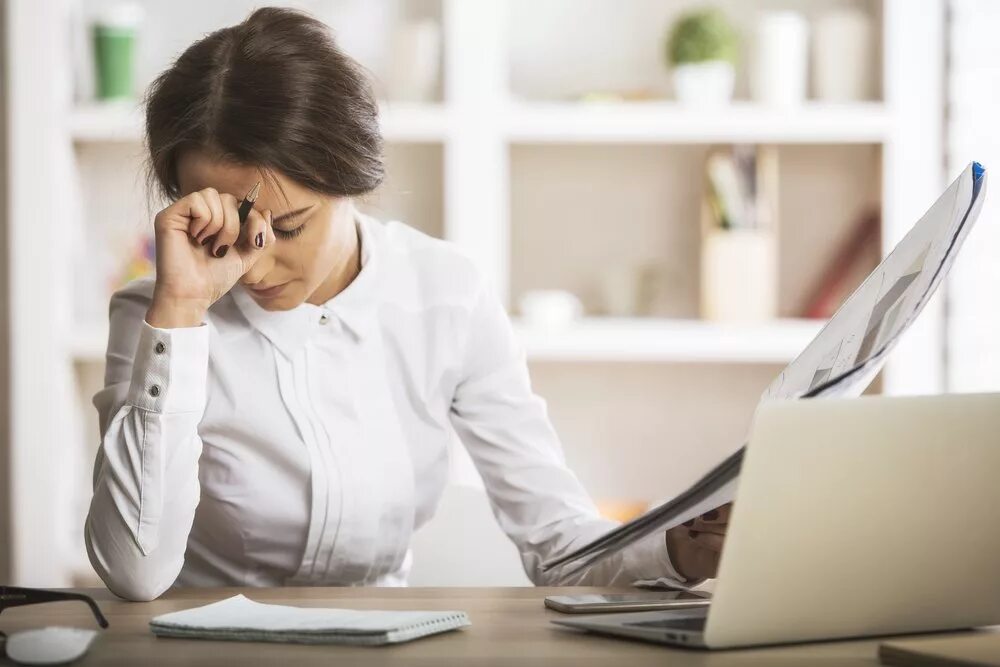 Can be stressful. Стресс. Женщина на работе. Сконцентрироваться на работе. Стресс картинки.