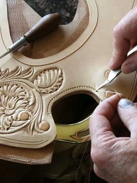 Техники обработки кожи. Художественная обработка кожи. Поделки из кожи. Кожевенное искусство. Кожа искусство.