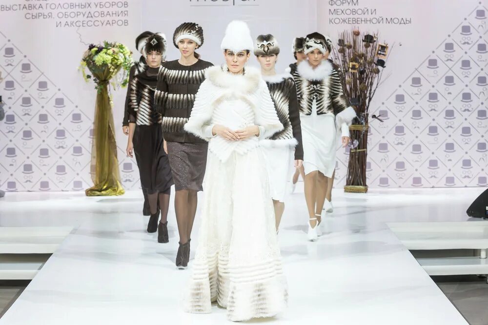 Музей выставка головных уборов. Выставка головных уборов. Ярмарка головных уборов. Выставки головных уборов. Выставки головных уборов.