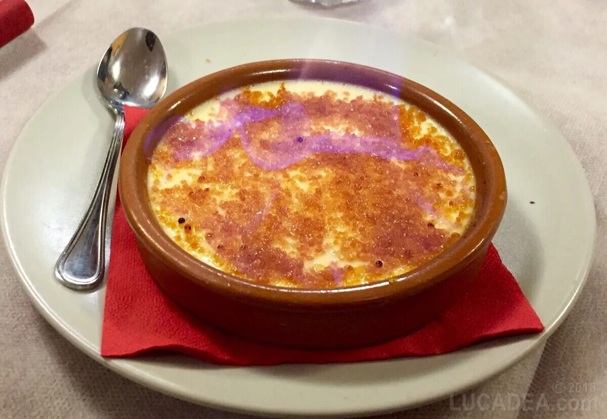 Десерт Каталана. Крема Каталана. Crema Catalana десерт. Сервировка крема Каталана. Крем каталана