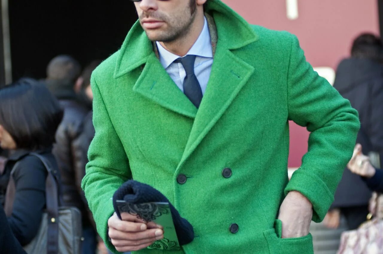 Зелёное пальто мужское. Польто зелёное мужское. Мужское пальто изумрудного цвета. Зеленая одежда мужская.