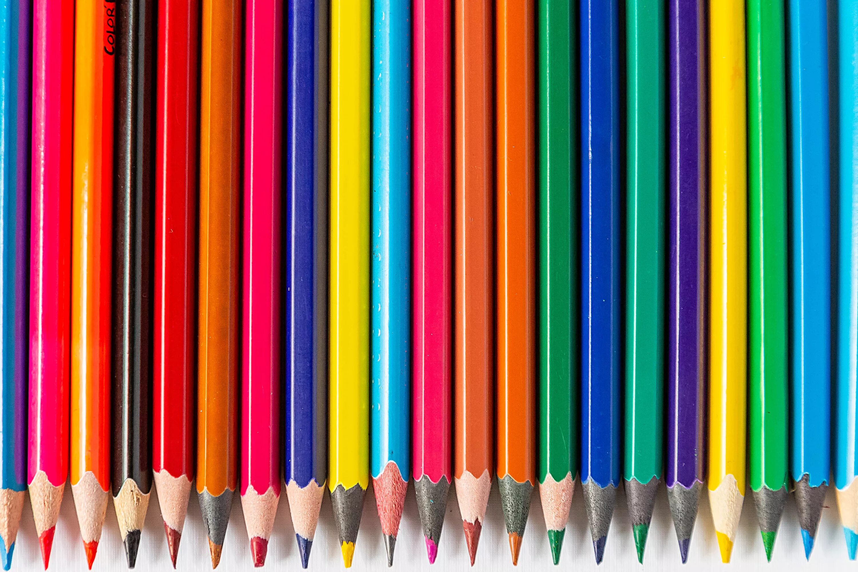Карандаши цветные. Много цветных карандашей. Яркие цветные карандаши. Куча карандашей.