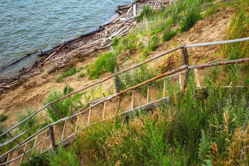 Банка обь. Лестница спуск к реке. Спуск к берегу. Крутой спуск к реке. Лестница с крутого берега реки.