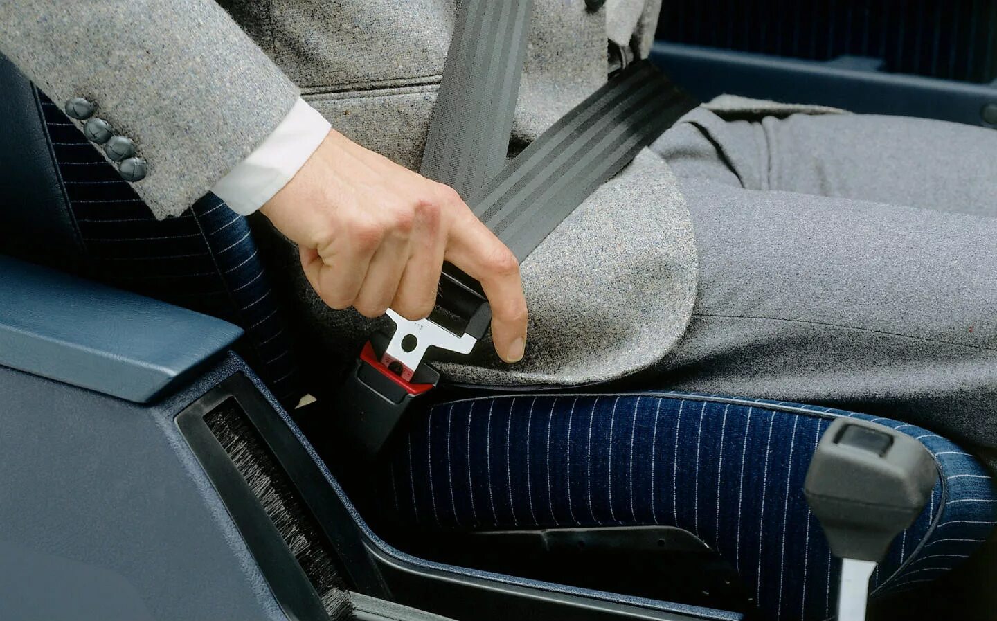 Volvo Seat Belt. Автомобильный ремень безопасности. Ремни безопасности в автобусе. Фиксирующие ремни безопасности.