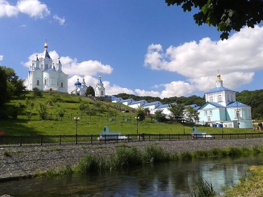 Доброе курская область. Коренная пустынь Курск. Коренная пустынь Курск летом. Коренская пустынь монастырь. Монастырь Коренная пустынь Курская область.