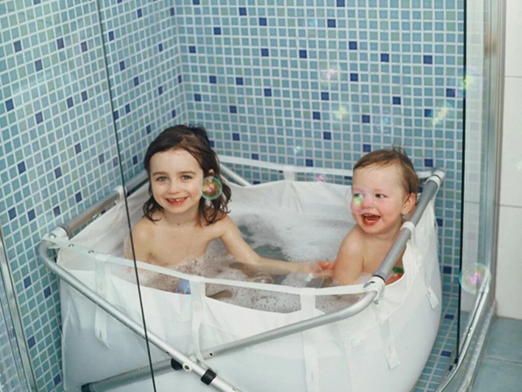 Ванна для ребенка в душевую. Детская ванна в душевую кабину. Душевая кабина для купания ребенка. Маленькая ванна для купания. Shower family