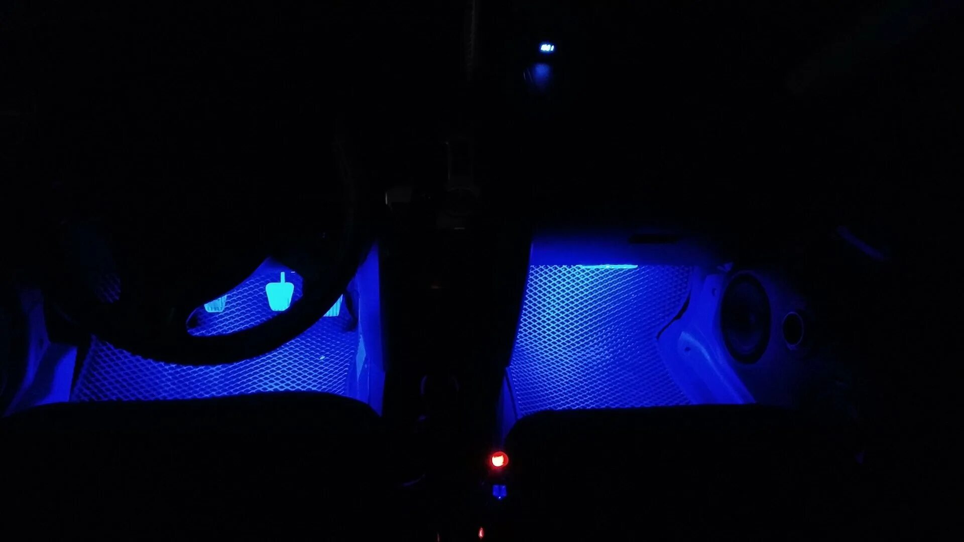 Освещение приоры. Подсветка салона АМГ Приора. Подсветка ног Приора 2. Дверная подсветка ног Лада Приора. Зеленая подсветка ног Приора.