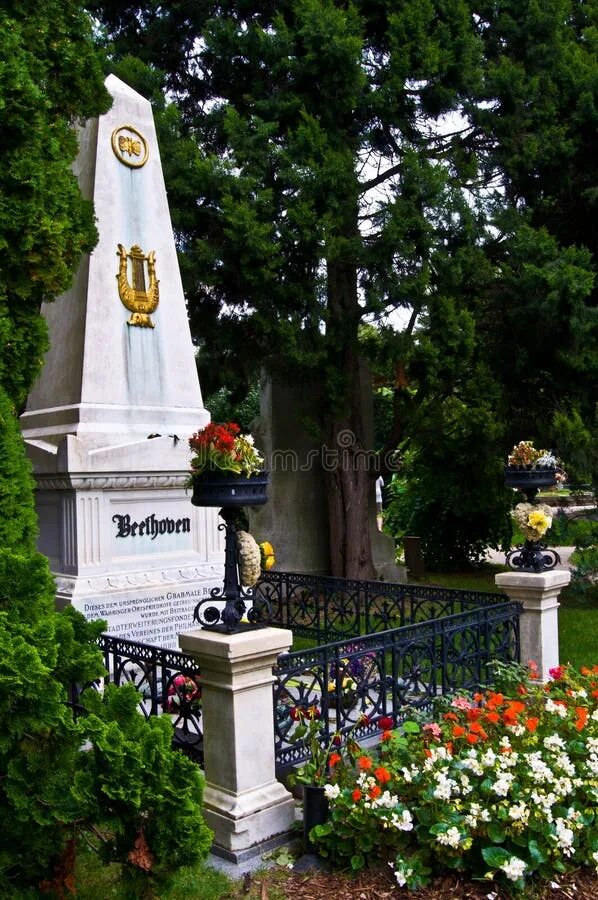 Могила Людвига Ван Бетховена. Место захоронения Бетховена. Центральное кладбище вены могила Бетховена.