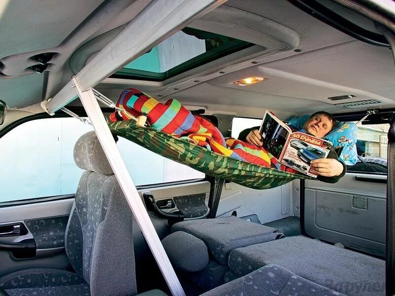 Можно на машине можно на автобусе. Спальное место в автомобиле. СПАЛЬНЕО место в машине. Ночевка в машине. Место для сна в машине.