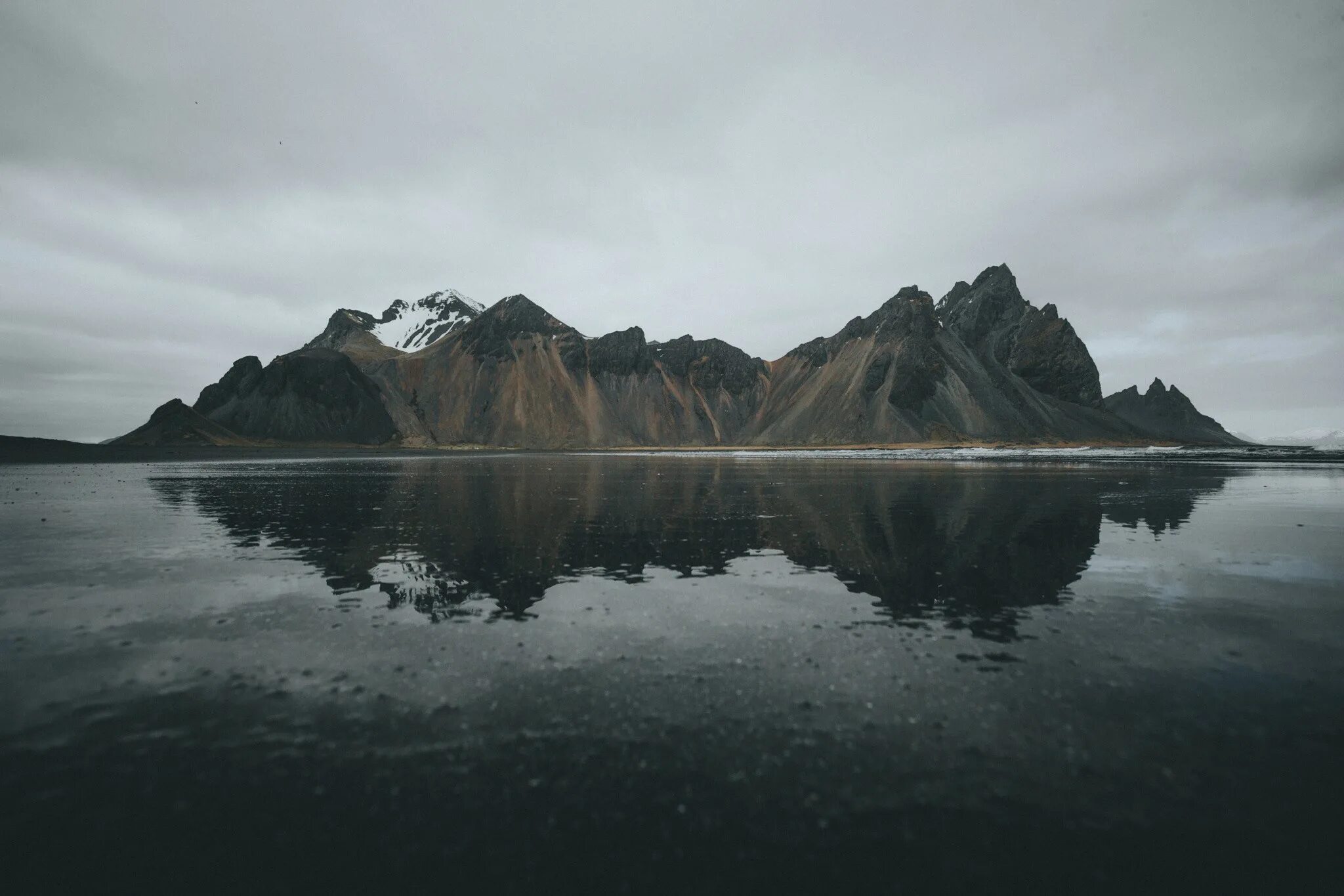 Озеро без воды горы без камня. Море и горы. Горы Исландии у моря. Исландия горы туман. Скалы Исландия.