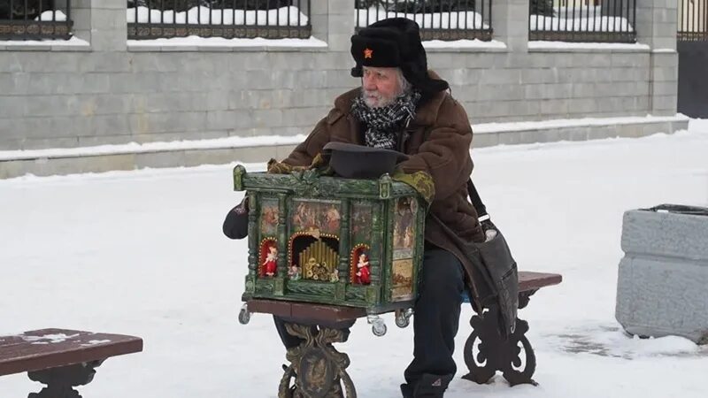 Шарманка песня слушать. Шарманщик на Баумана. Шарманщик Казань. Шарманщик 19 век Москва. Шарманщик Джузеппе.