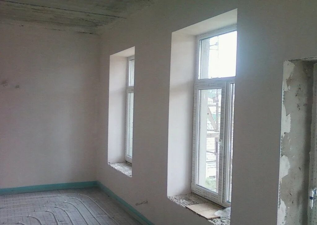 Штукатурка стен. Поштукатуренные стены. Фасадная шпаклевка для наружных стен. Шпаклевание стен фасада. Штукатурка.