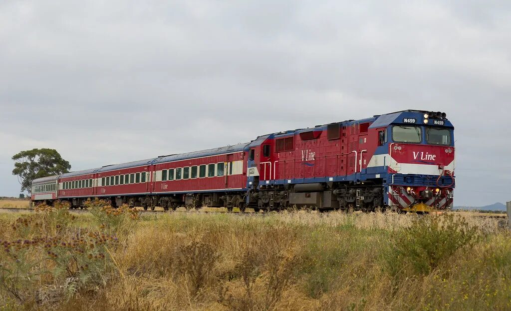 Маневровый локомотив чмэ3. Товарный поезд. Csx локомотивы. Локомотив поезд электровоз. Локомотивы где вагоны.