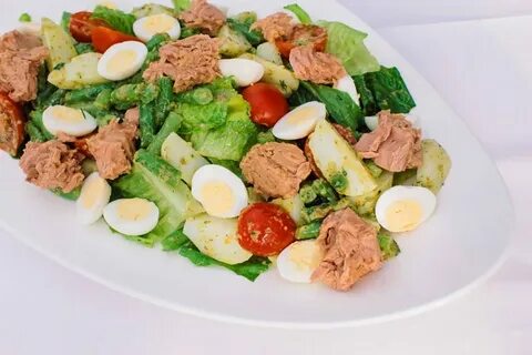 Салат с тунцом и салатом айсберг