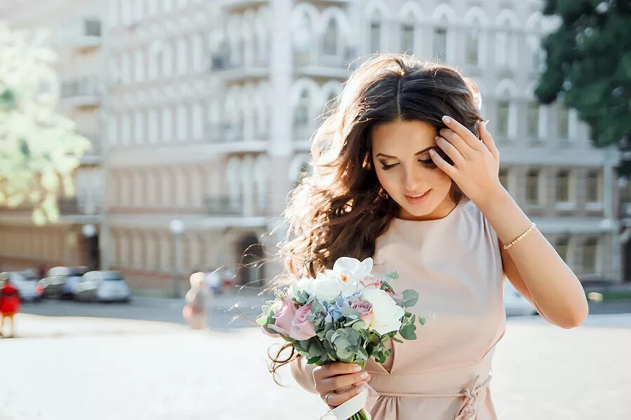 Девушка с букетом роз. Букет "девушке". Поет в переходе. Песня люди любят они стоят с букетами. Букет для мужчины.