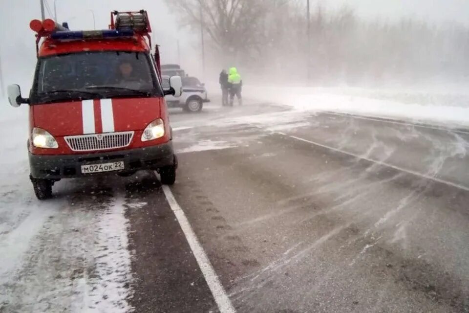 МЧС Алтайского края перекрыта дорога. Снежные волны на дороге. Обстановка на дорогах. Алтайский край ситуация на дорогах сейчас.