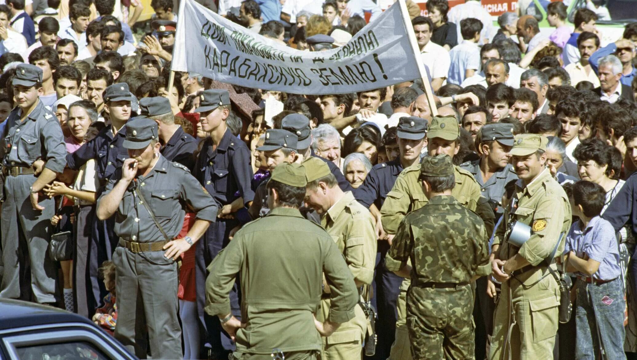 Национальные конфликты в ссср были. Нагорный Карабах 1990. Митинг в Степанакерте 1988. Карабахский конфликт степанокерт1988.