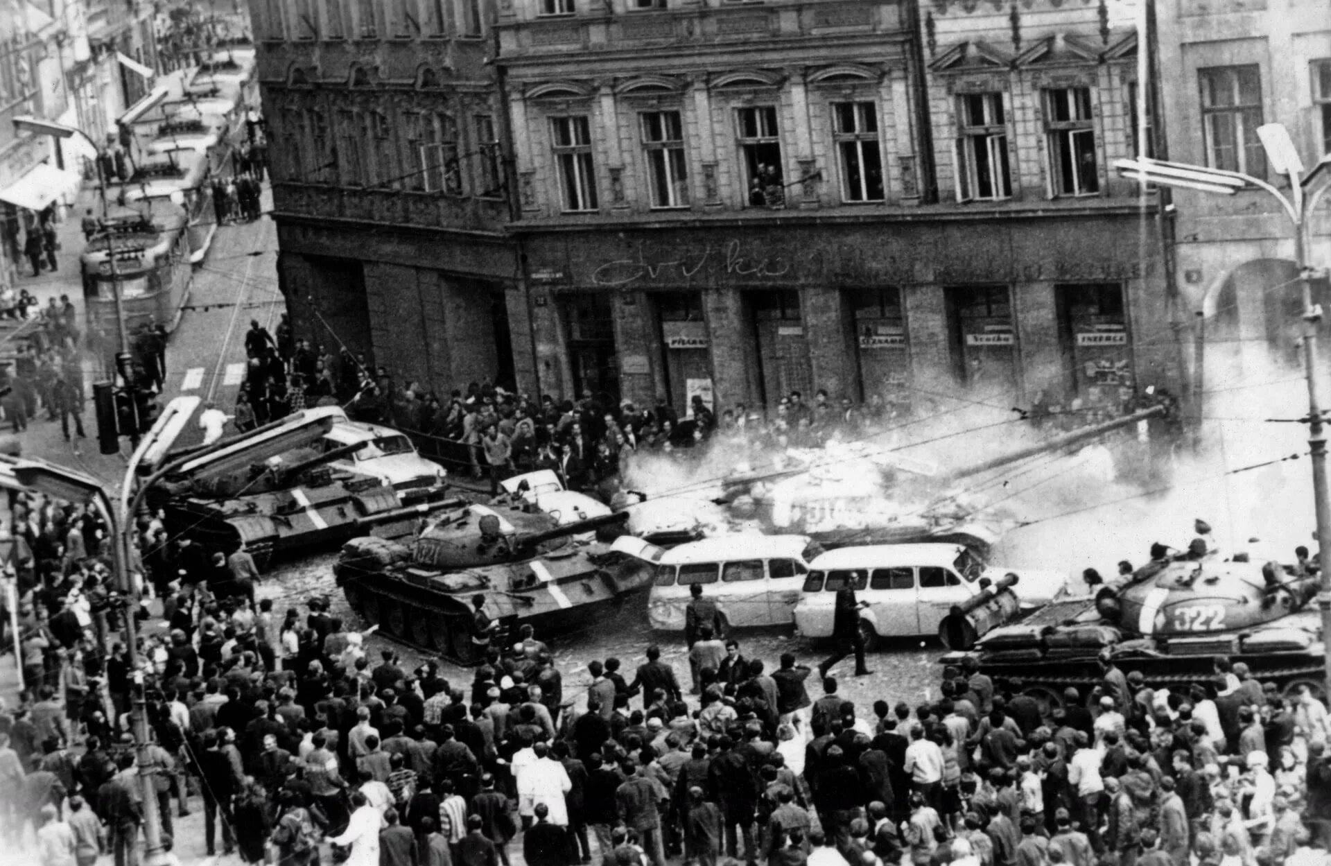 Овд чехословакия. События чехословакии 1968 пражская весна. чехословакия после пражской весны. пражская весна чехословакия интеллигенция. парижская весна в чехословакии.
