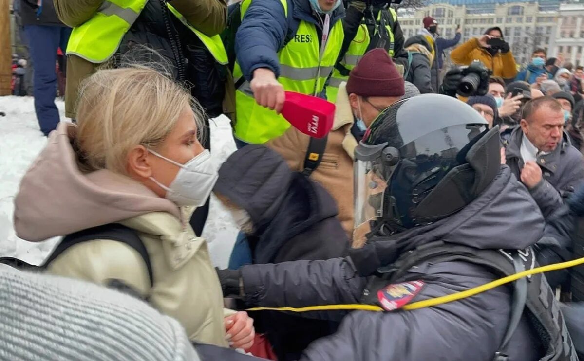 Митинг жен в москве. Любовь Соболь задержание. Любовь Соболь митинг. Митинг Навального 23 января 2021 Москва. Митинг в Москве.