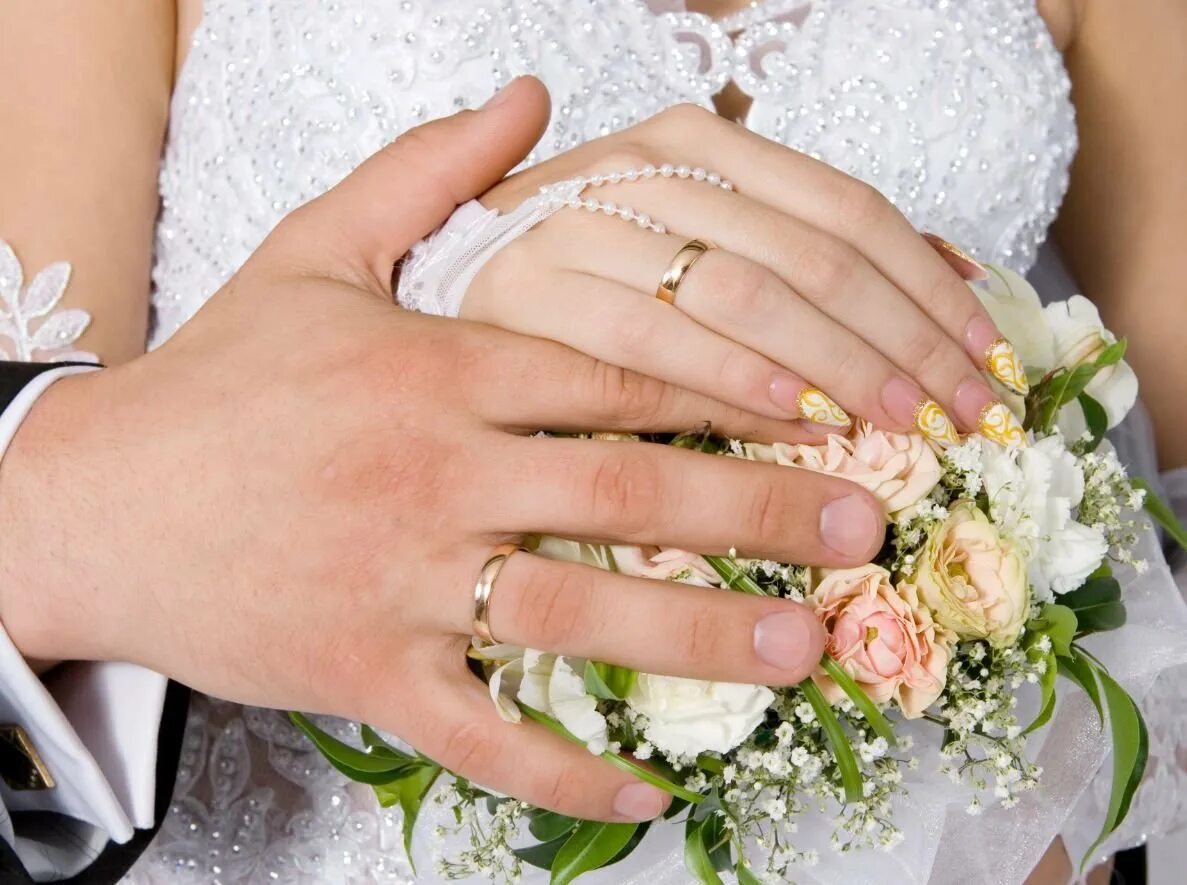 Кольцо брак на какой руке. Свадебные кольца на руках. Красивые обручальные кольца на руках. Кольца жениха и невесты. Свадебная фотосессия кольца.