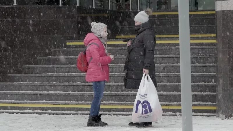 Прохожий помог девушке