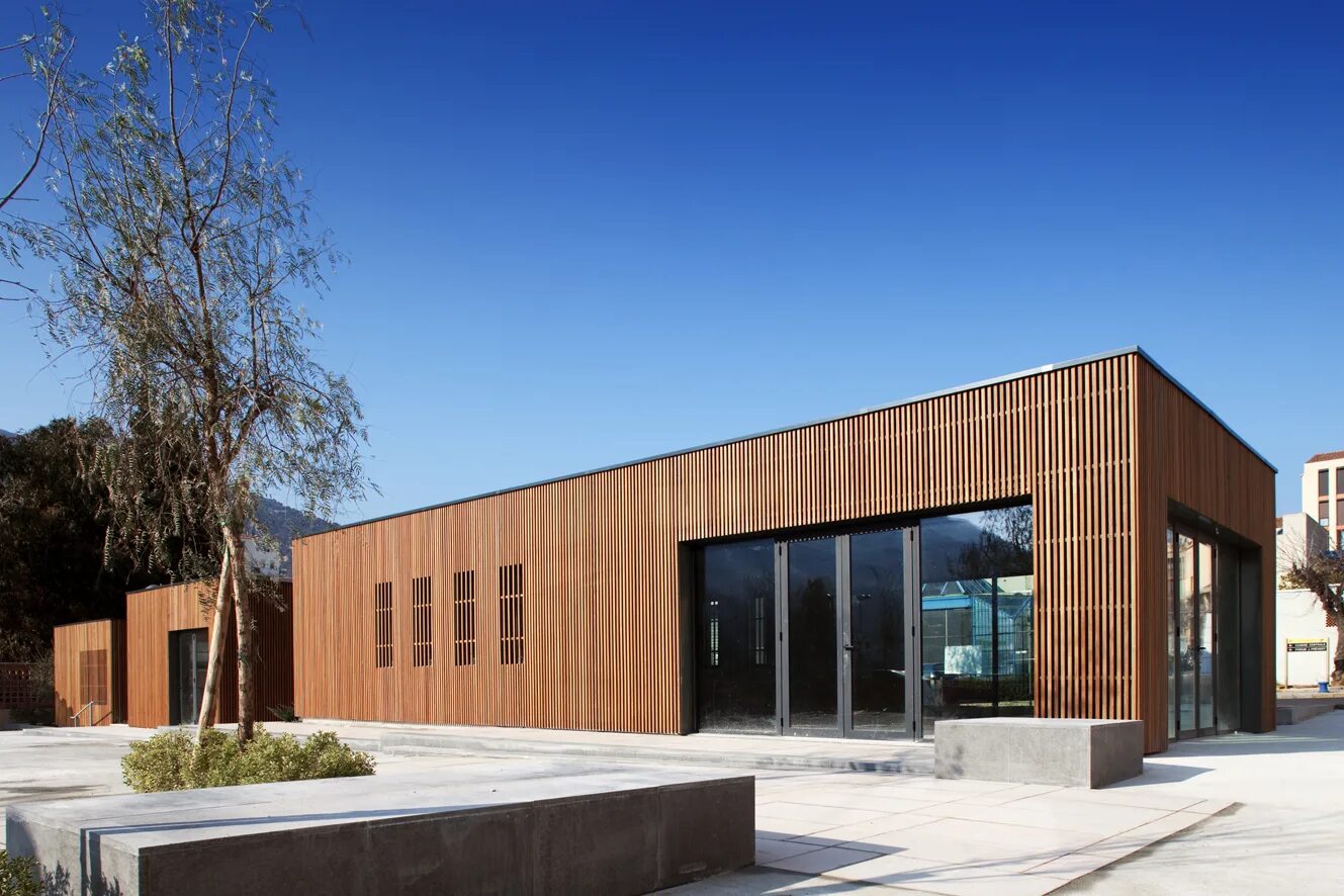 Фасады коммерческих зданий. Двухэтажное стеклянное здание. Фасад в стиле лофт. Экстерьер офисного здания. Фасад коммерческого здания.