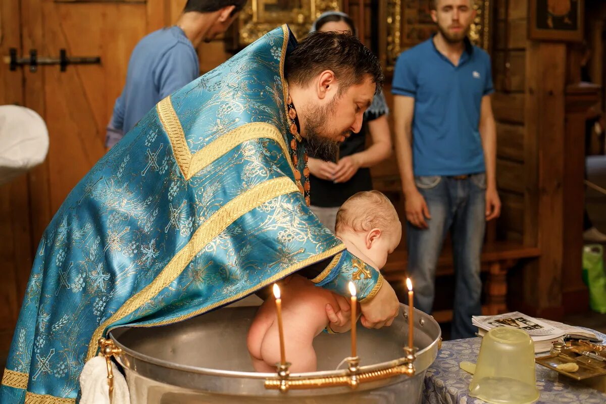 Крестился. Крестины. Крещение взрослого человека. Крещальная купель сретенского монастыря. Таинство крещения андрея.