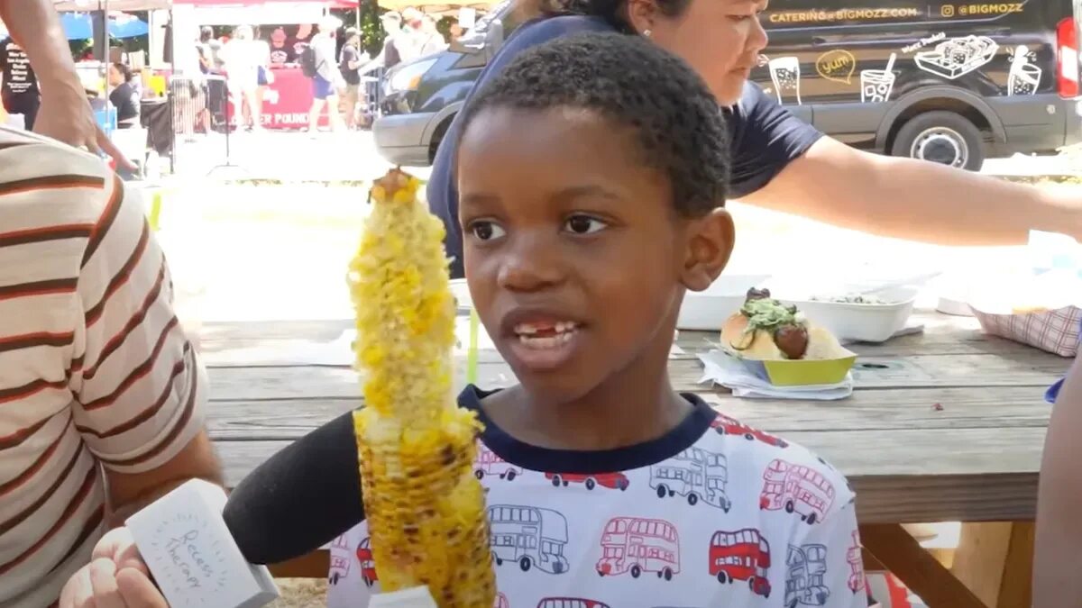 Its Corn. OMG its Corn. КИД Корн. Ребенок ест кукурузу. Corn kidz