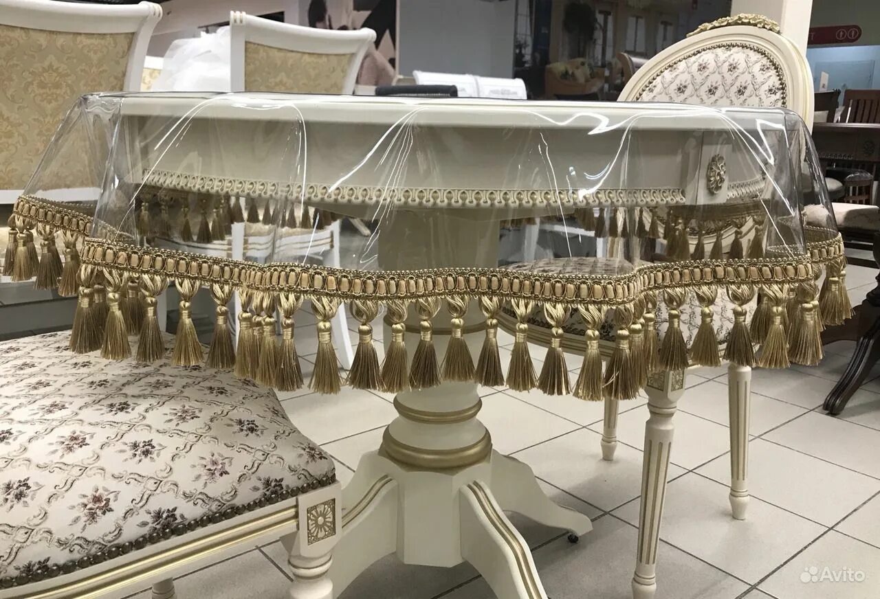 Скатерть прозрачная силиконовая с бахромой. Силиконовые скатерти с бахромой. Столик в бахроме. Столик в бахроме. Столик в бахроме.