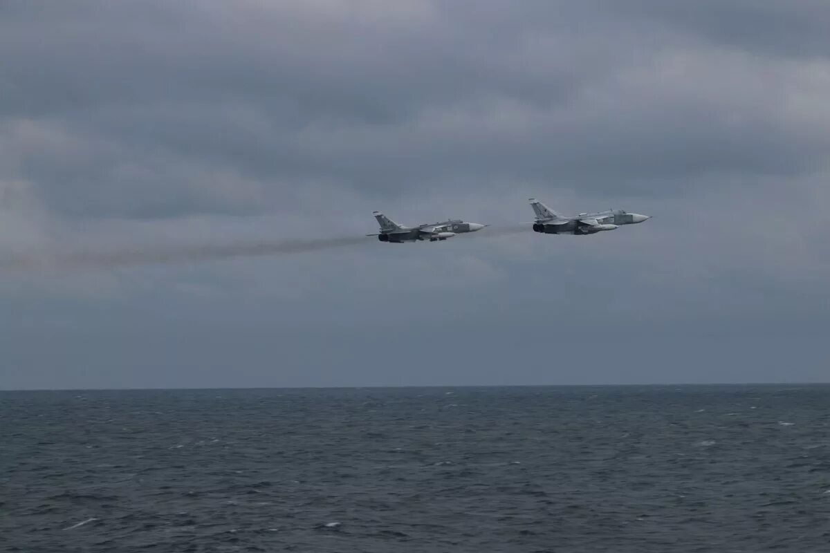 Ракеты над черным морем. Су-24 над морем. Пуск крылатой ракеты калибр. Булава и апл. Ракета военная.