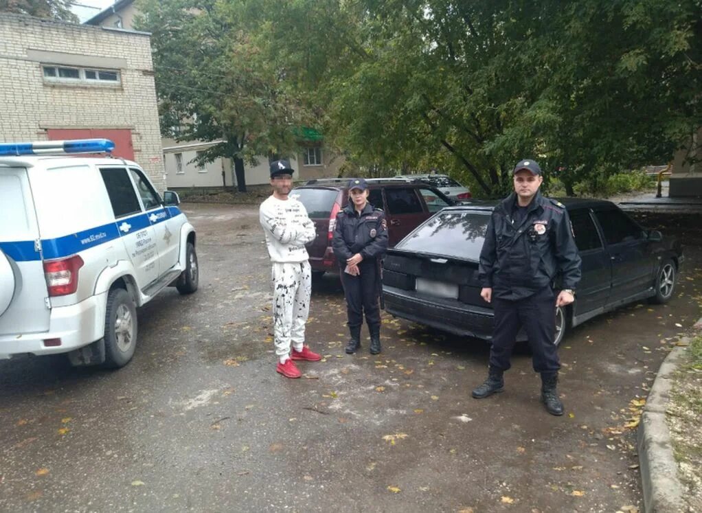 Полиция автомобиль и сотрудник. ППС Рязань автомобили. Полиция на месте происшествия. Полиция на улице.