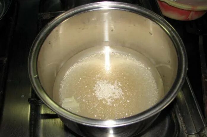 Сахарный сироп в сотейнике. Кастрюля для варки сахарного сиропа. Приготовление сахарного сиропа. Сахар в кастрюле.