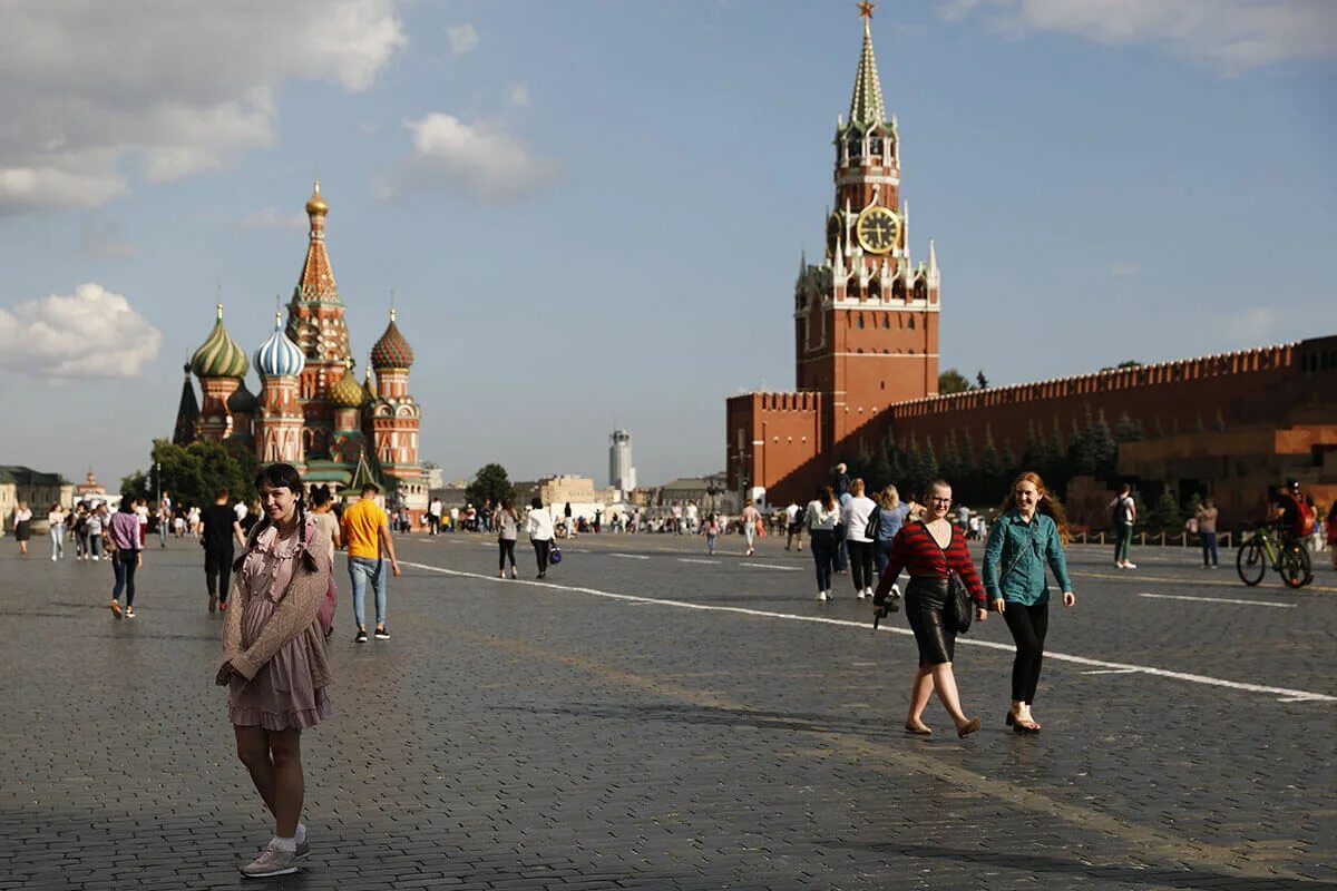 Сколько лет сегодня москве. Люди на красной площади. Красная площадь ковид. Фото красной площади в Москве сейчас. Демонстрация на красной площади.