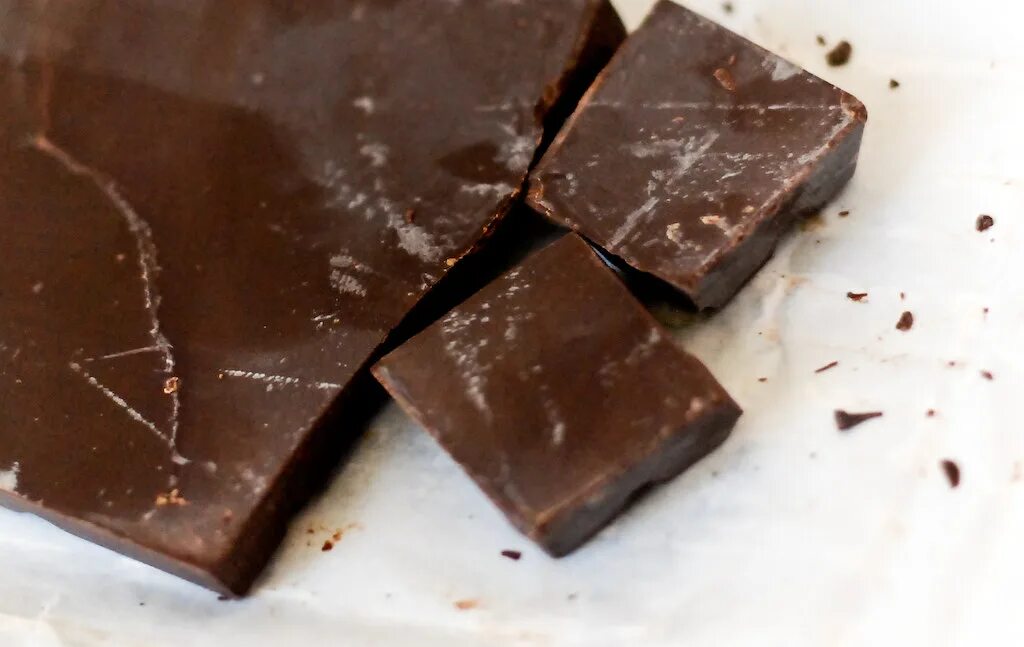 Что будет если съесть плитку шоколада. Старый шоколад. Поседение шоколада. Сахарное поседение шоколада. Старые шоколадные конфеты.