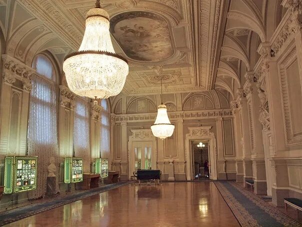 Мариинка новая сцена фойе. Мариинский театр новая сцена фойе. Фойе мариинского театра. Новая сцена мариинского театра санкт-петербург фойе. Фойе мариинского театра.