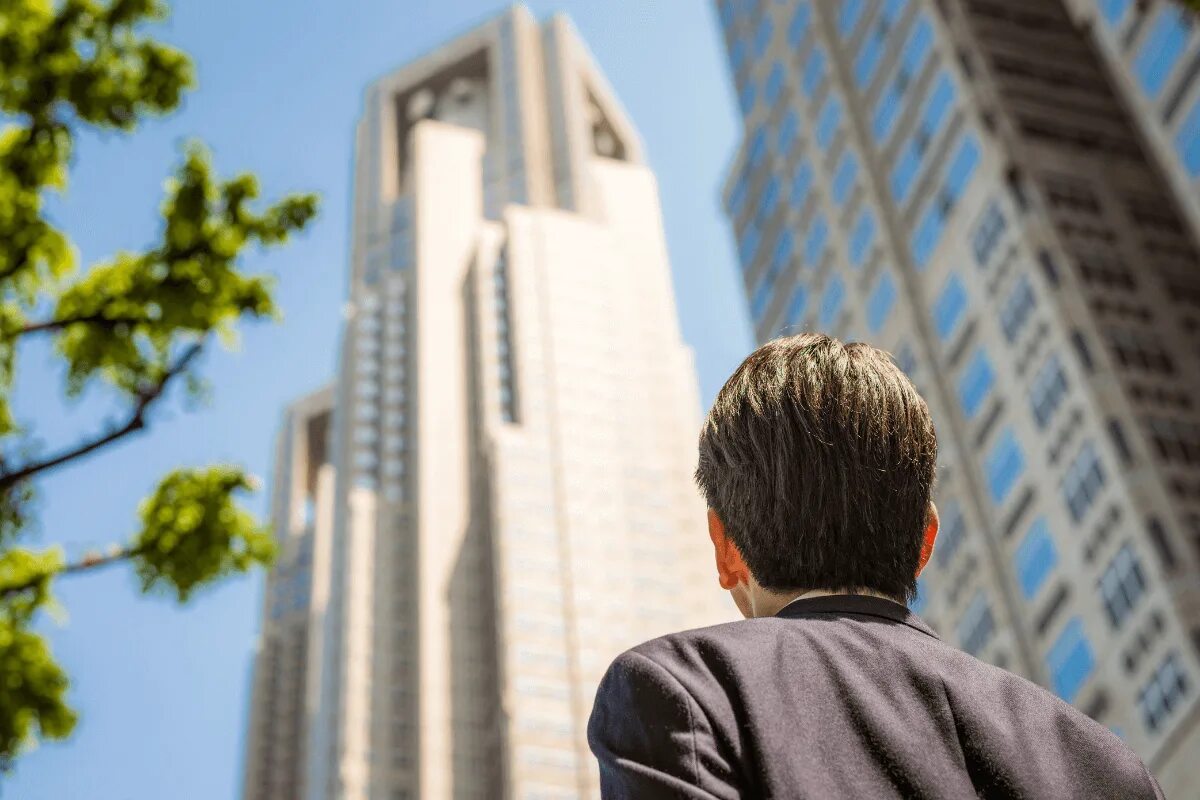 Look at that building. Человек смотрит на здание Сток. Картинка Skyworker. A man looking at the Sky. Бизнес амбиции.