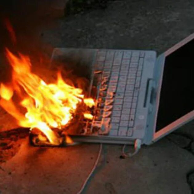Сгоревший пк. Горящий ноут. Комп горит. Сгоревший ноутбук. Возгорание компьютера.