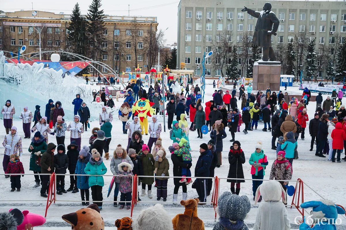 Купить в кемерово сегодня. Московская площадь Кемерово. Красная площадь Кемерово. Московская площадь Кемерово зима. Снежный городок на площади Кемерово.