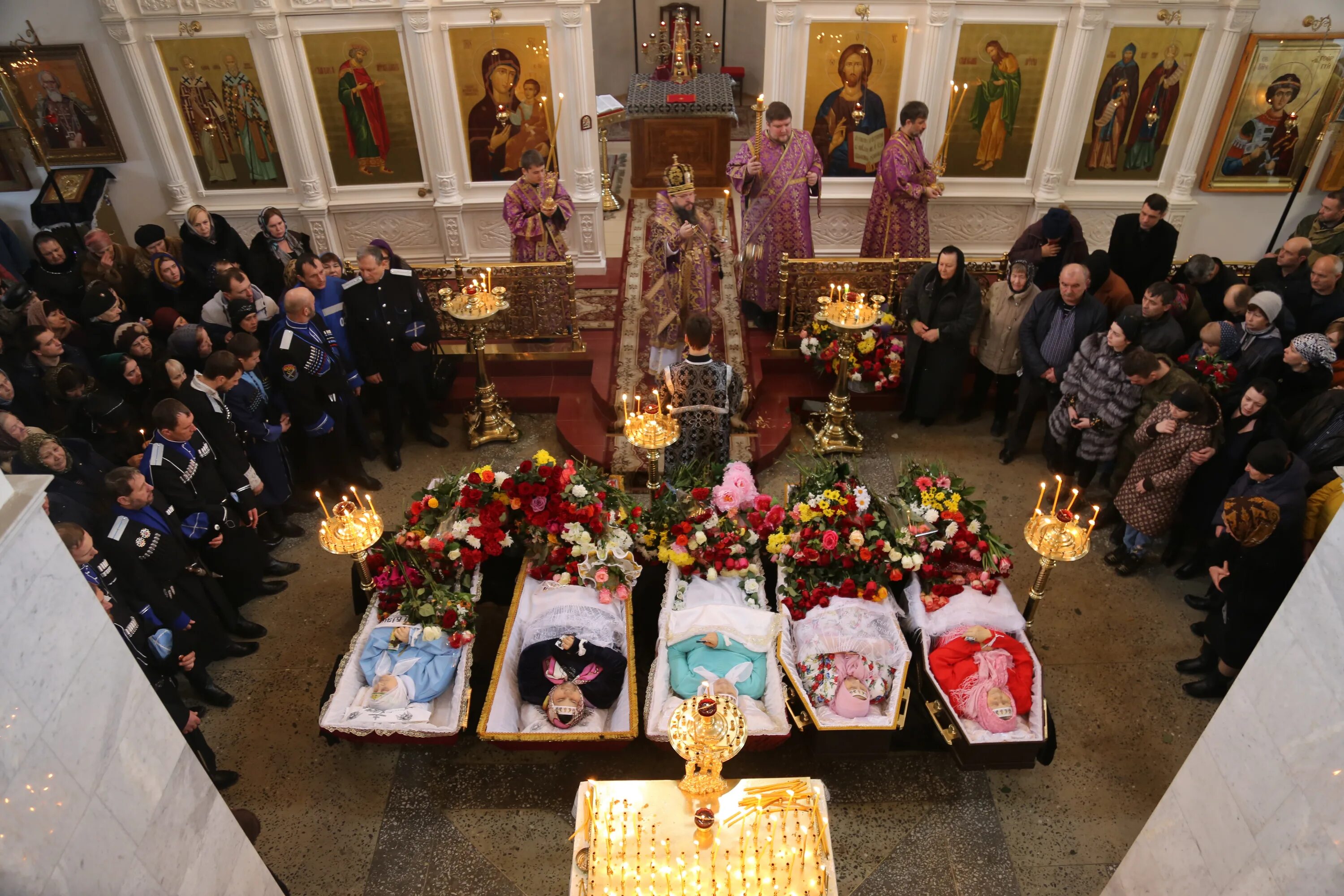 Панихида в храме. Отпевание ребенка в церкви.