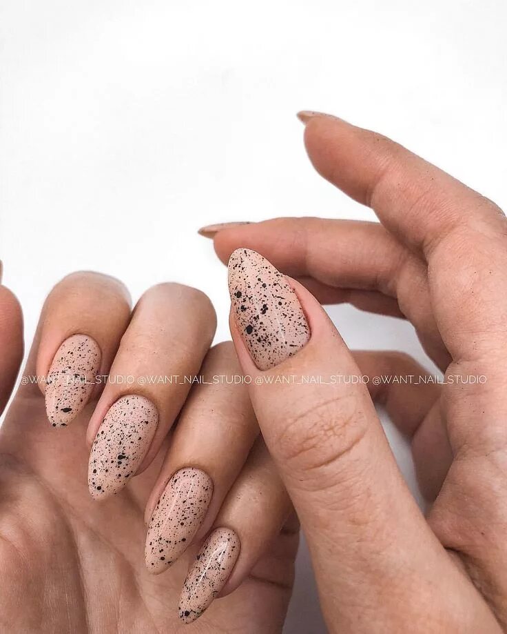 Перепелиный маникюр на миндаль Маникюр Красный С Черным витражные Gold nails, Hippie nails, Manicure