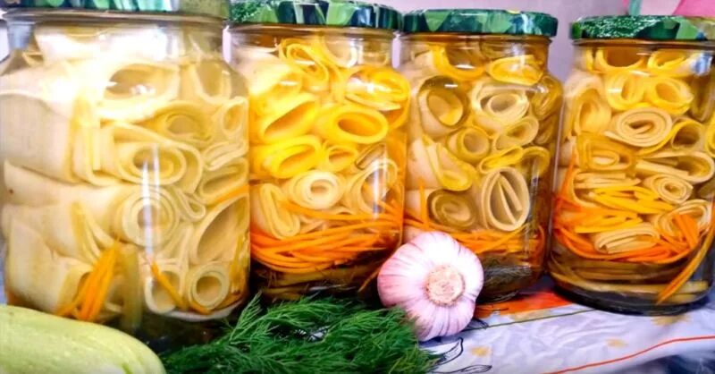 Консервированные кабачки на зиму рецепты на литровую. Кабачки рулетики на зиму. кабачки рулетиками в банке. маринованные кабачки рулетиками. маринованные рулетики из кабачков на зиму.